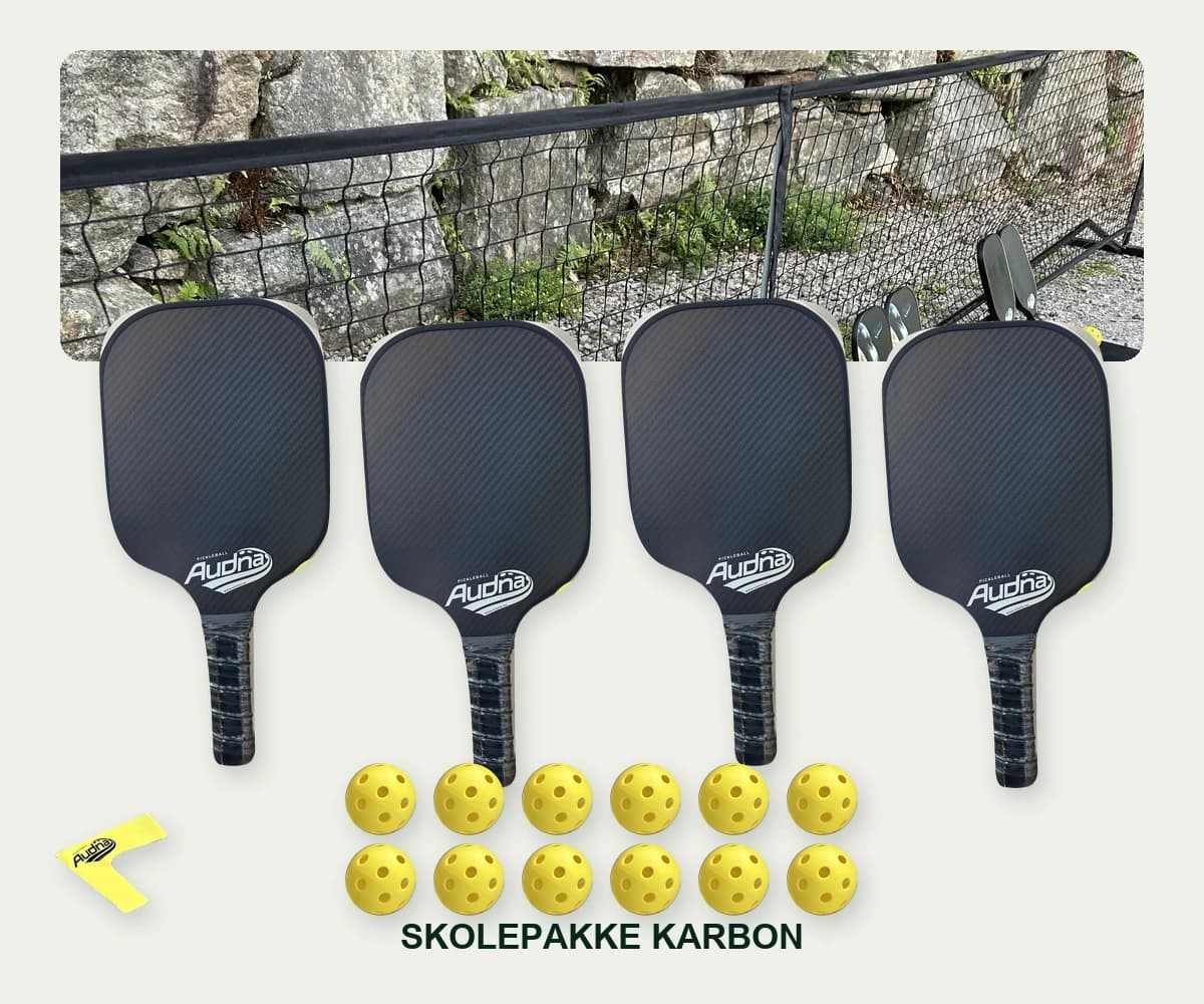 Sammensatt bilde av skolepakke med fire Audna karbon-racketer og baller, samt pickleballnett